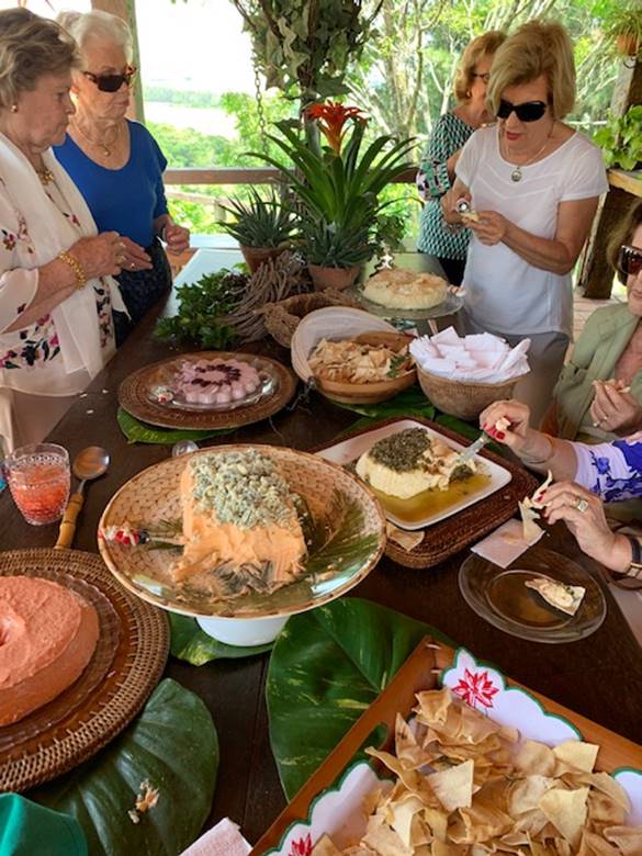 Uma imagem contendo comida, mesa, pessoa, bolo

Descrio gerada automaticamente